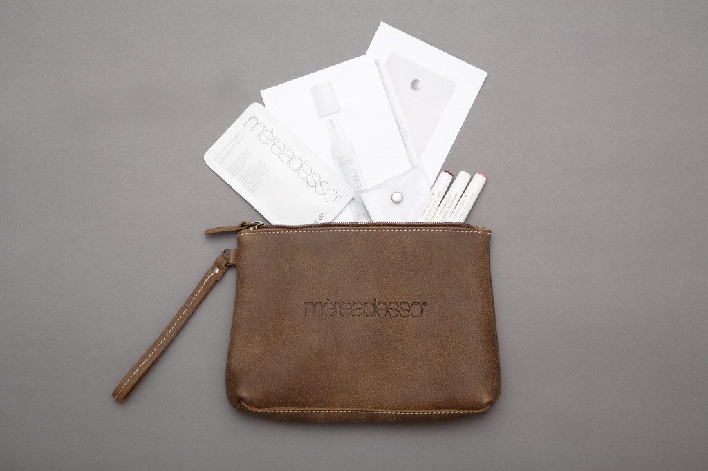 Mèreadesso Roots Kiss Case Wristlet