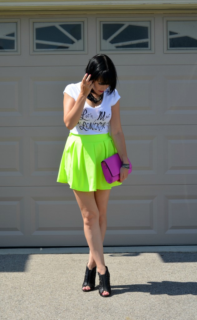 Smart Set tee, Let's Meet in London, white tee, t-shirt, logo tee, neon, short skirt, black heels, purple clutch, H&M