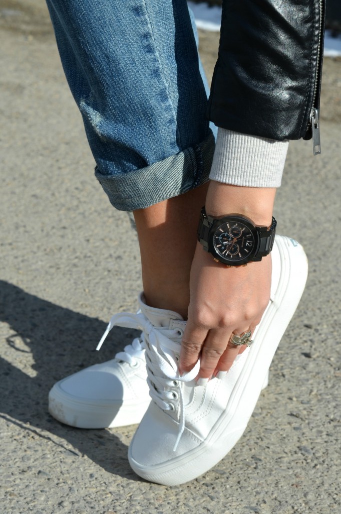 how to style white sneakers 