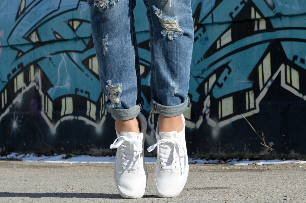 how to style white sneakers 