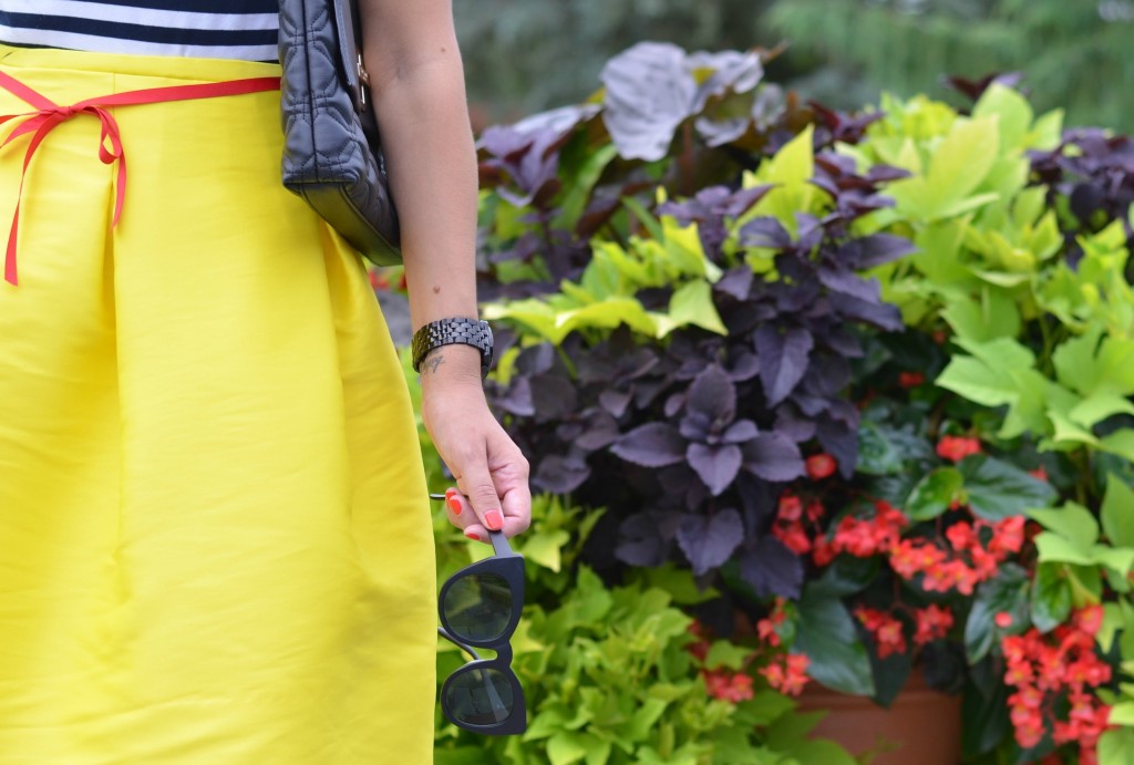 how to style a yellow skirt