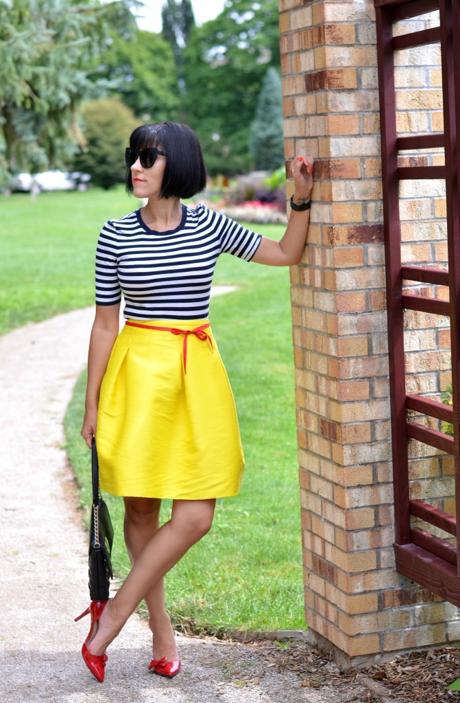 how to style a yellow skirt