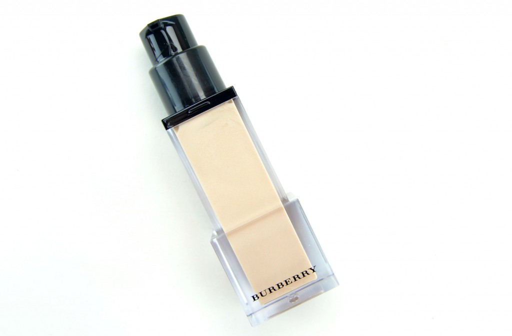 Burberry Fresh Glow Luminous Fluid Base Nude Radiance No. 01