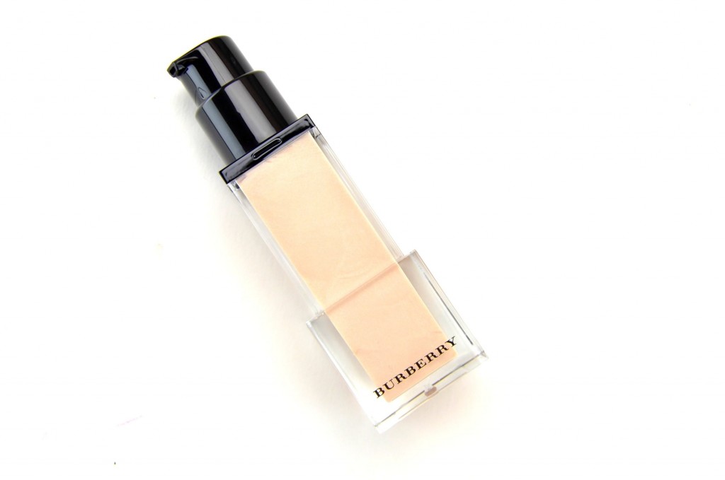 Burberry Fresh Glow Luminous Fluid Base