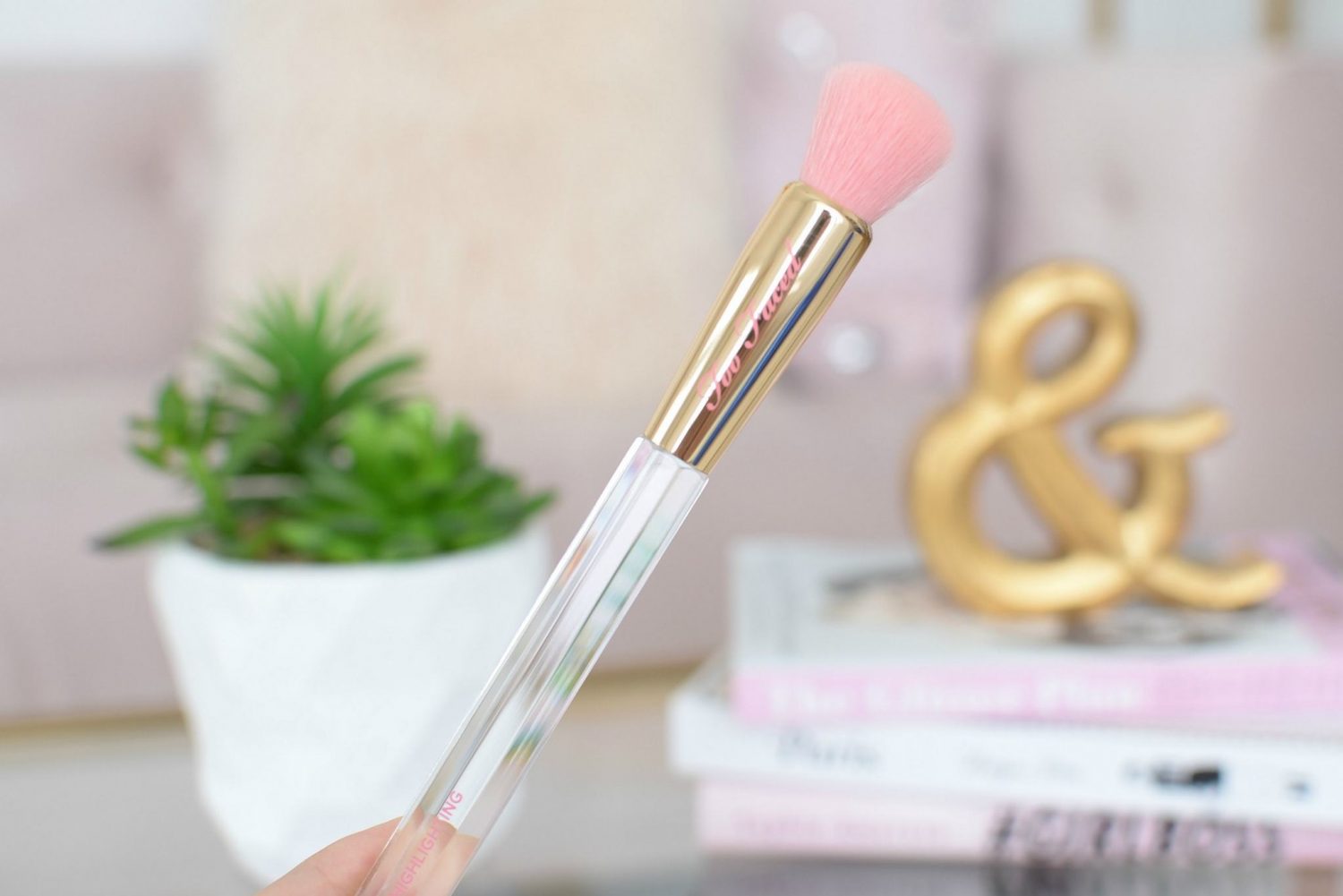 Too Faced Diamond Light Highlighting Brush