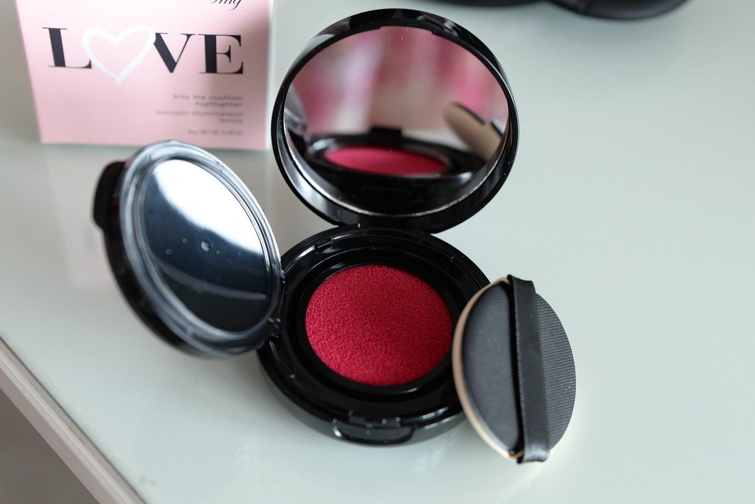 Avon fmg Colors of Love Kiss Me Cushion Blush