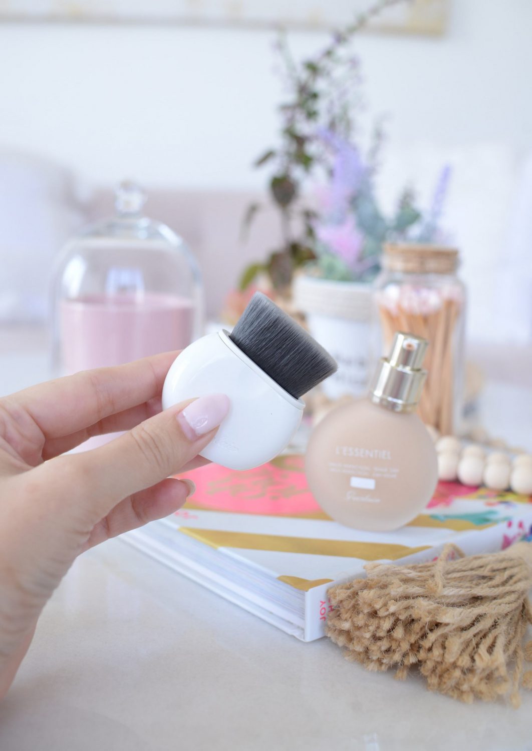 L'Essentiel Retractable Foundation Brush